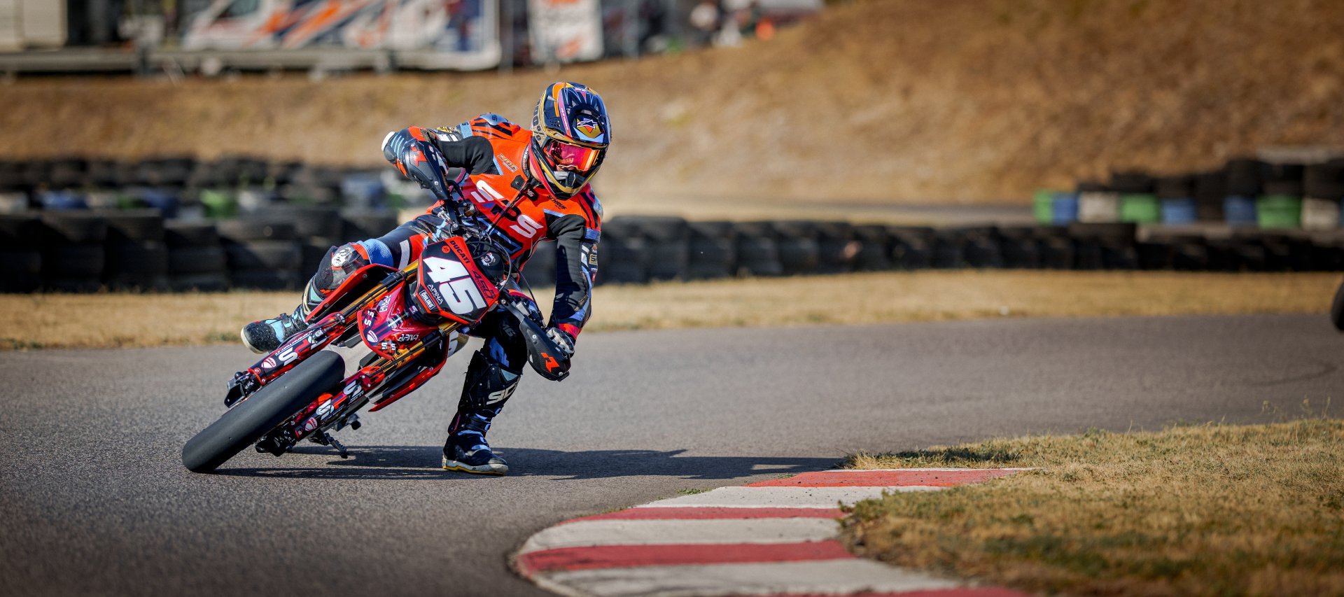 Hitze, Tempo und gelebte Leidenschaft: Supermoto in Bad Fischau
